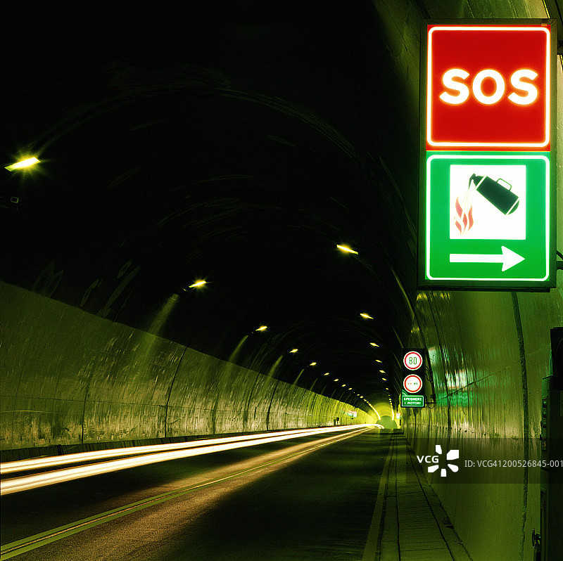 高速公路隧道内的紧急出口标志（长时间曝光）图片素材