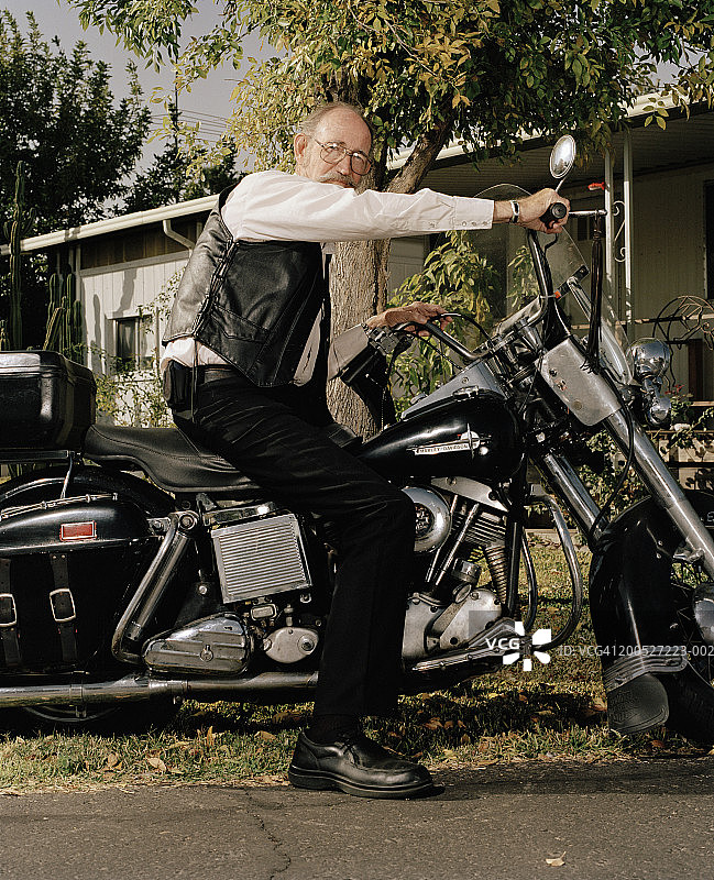 坐在摩托车上的老年男人（侧面）图片素材