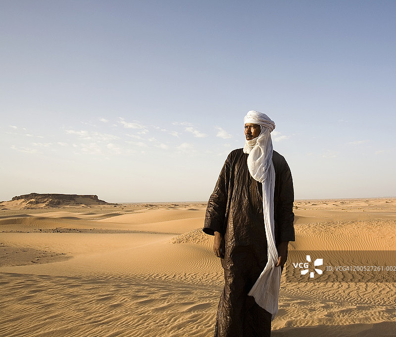 尼日尔南撒哈拉沙漠，图阿雷格男子站在沙漠中图片素材