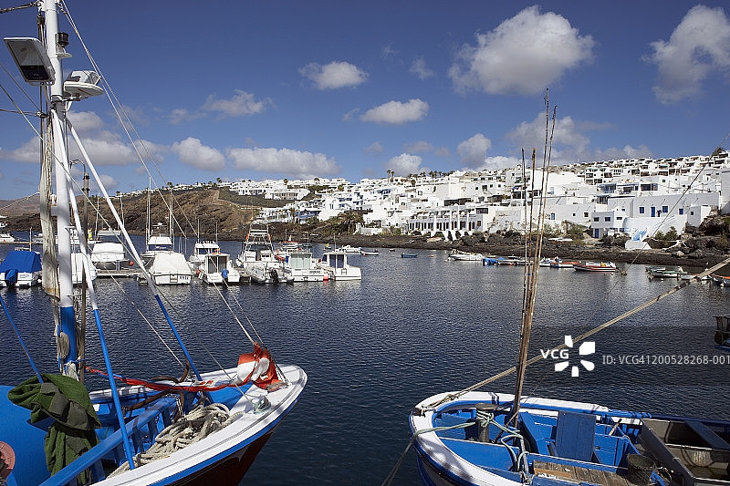 加那利群岛兰萨罗特岛卡门港的港口船只图片素材