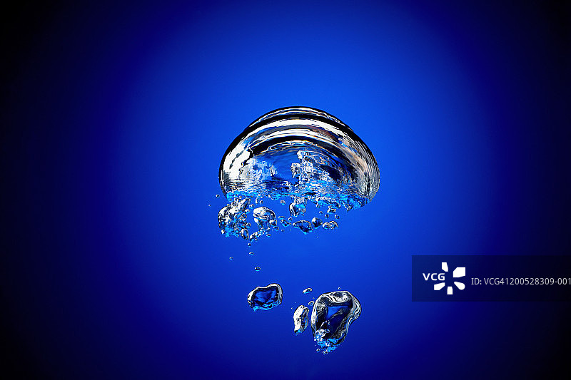 蓝色背景下的水中气泡（模糊运动）图片素材
