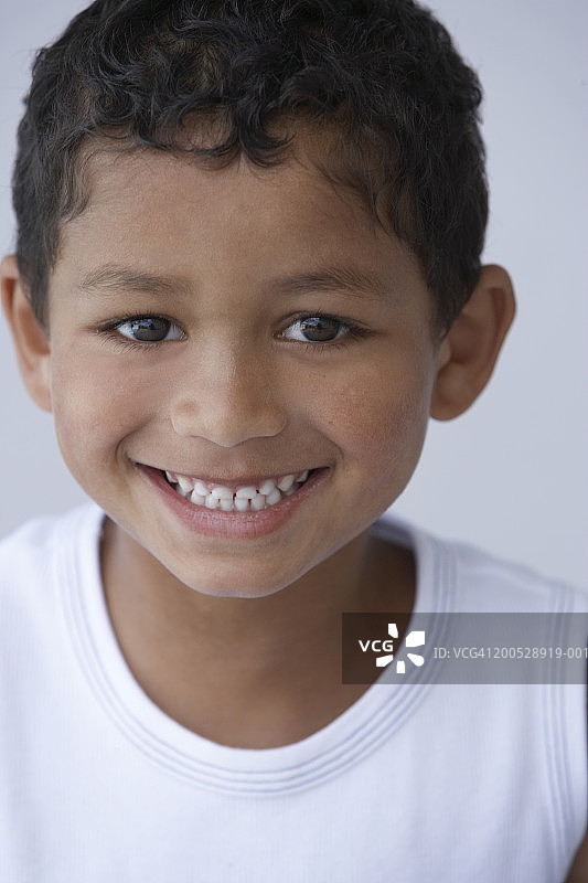 微笑的男孩（4-6岁），特写图片素材