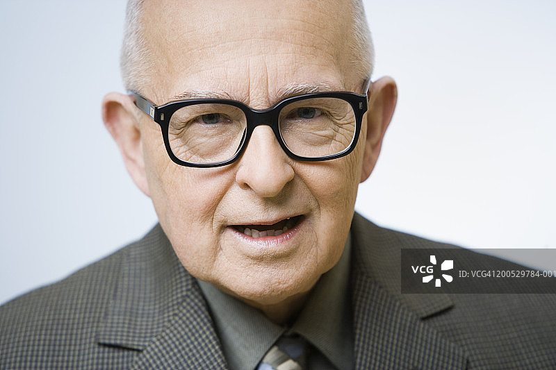 戴眼镜的年长男人肖像图片素材