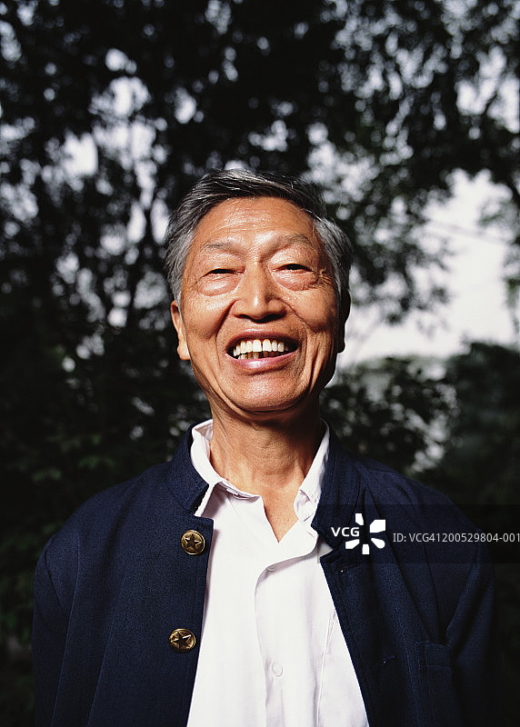 年长的男人在笑图片素材