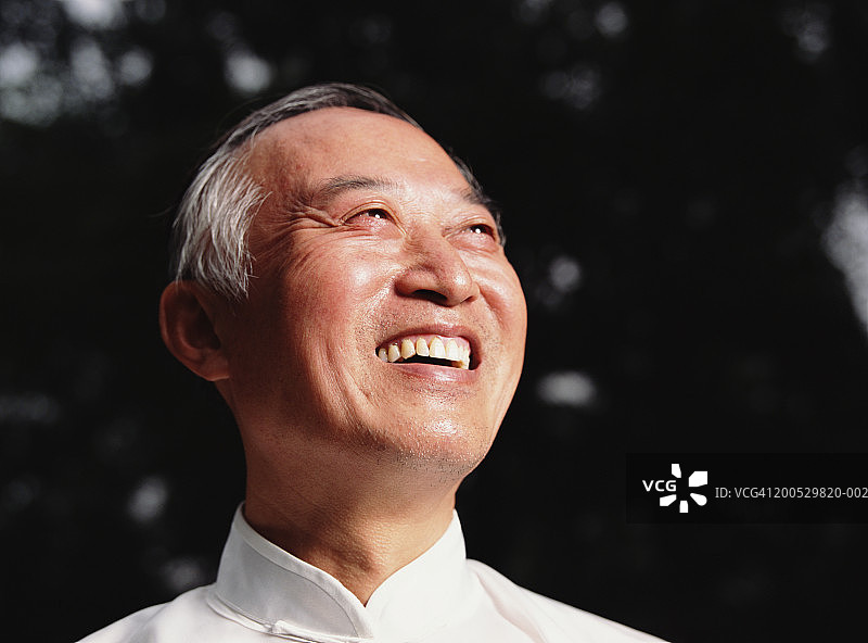 微笑的老年男人特写图片素材