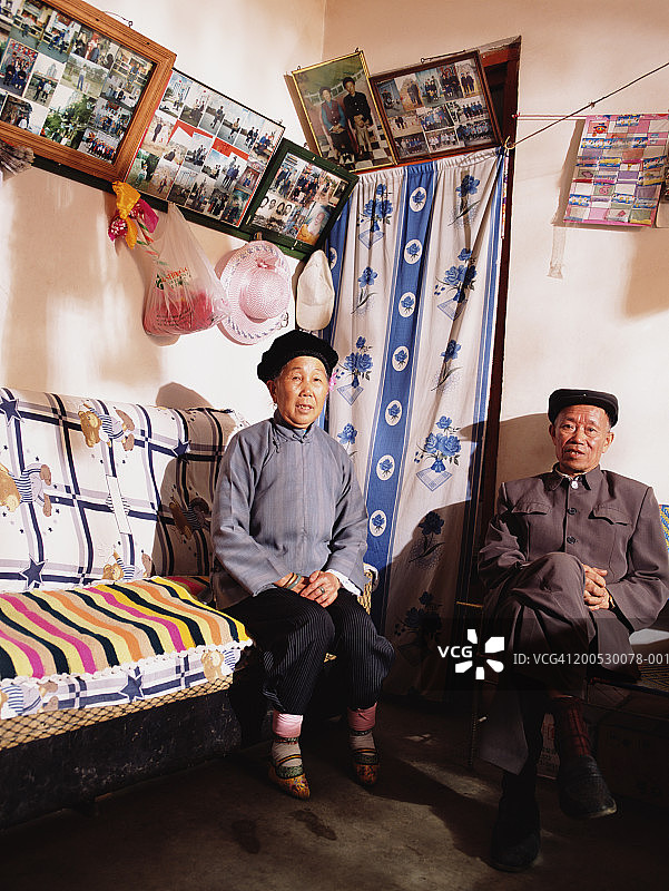 中华人民共和国老年夫妇在客厅图片素材