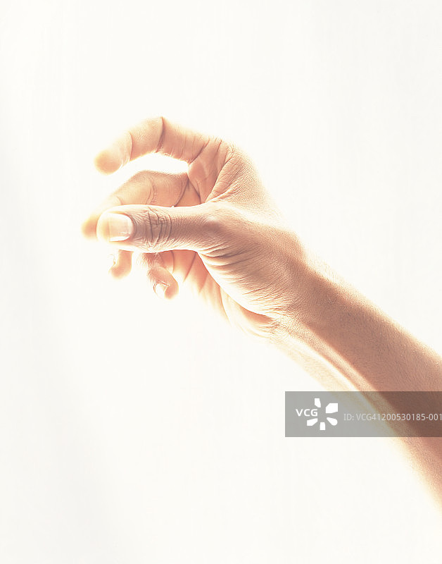 男子弹手指特写图片素材