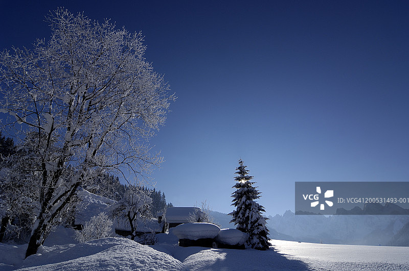 冬季雪景中的奥地利戈绍村庄图片素材
