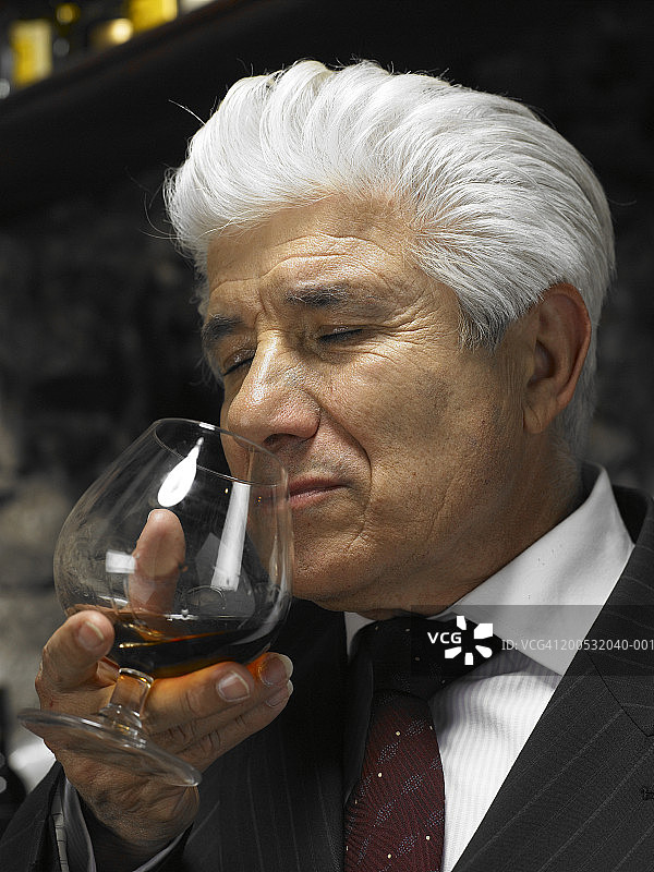 老年男人品闻红酒香气特写图片素材