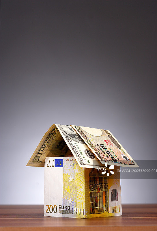 用纸币建造的房屋模型，特写图片素材