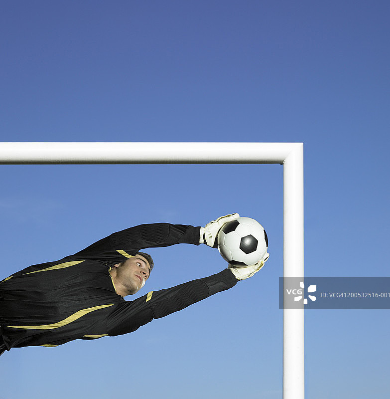 守门员跃起接球图片素材