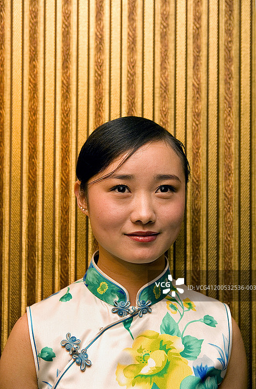年轻女子身穿花纹连衣裙图片素材