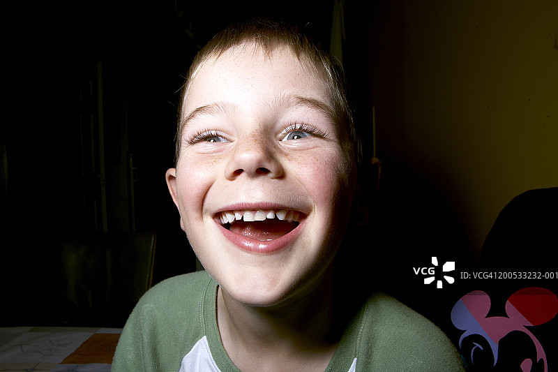 大笑的男孩（7-8岁），特写图片素材