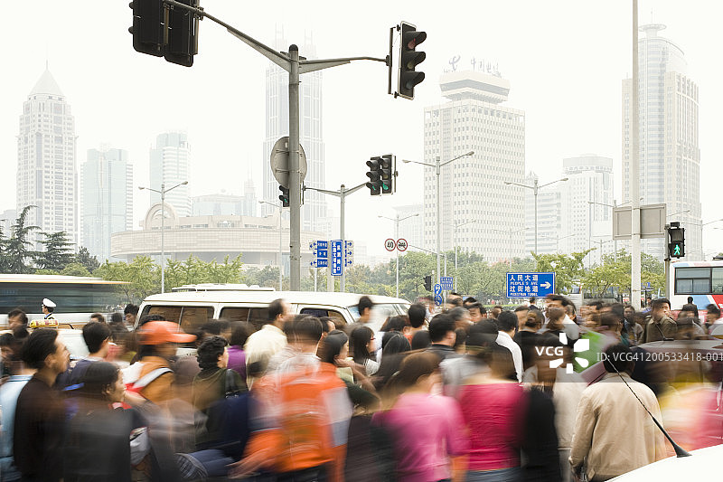 中国上海的行人过街图片素材