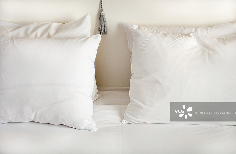床上的白色枕头图片素材