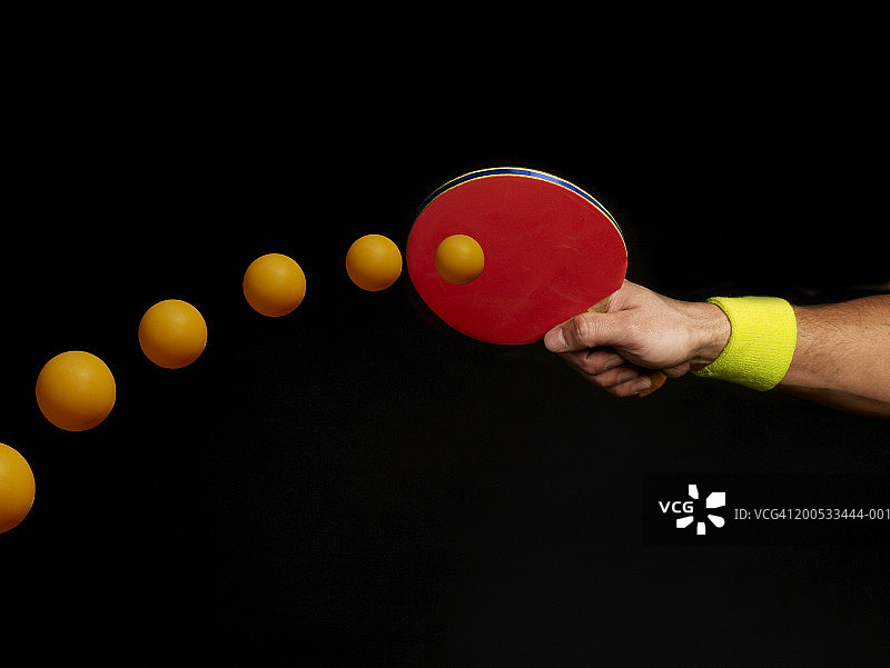 年轻男人打乒乓球特写（数字合成图）图片素材