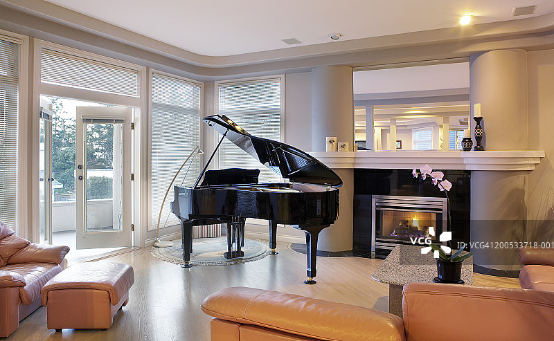 客厅壁炉旁的钢琴图片素材