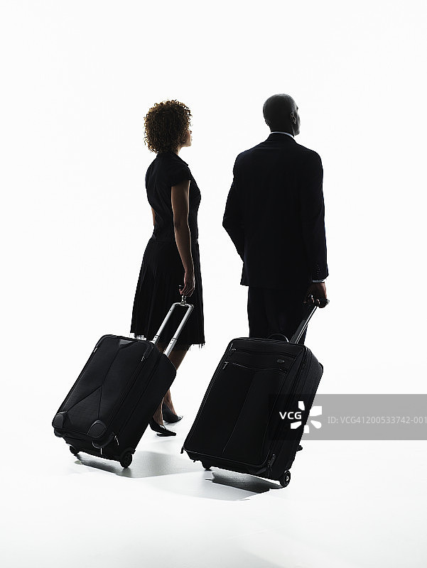 携带行李的年轻商人和女商人，后视图图片素材