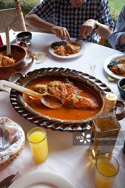 在露台上用餐的男人们（局部）图片素材