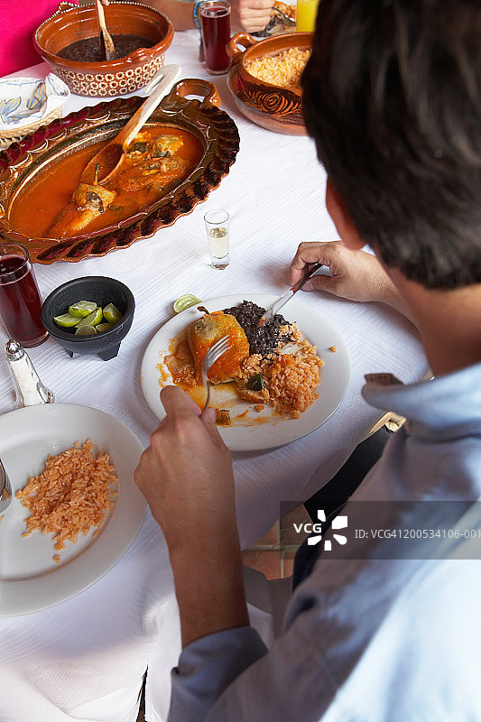 男人吃晚餐特写后视图图片素材