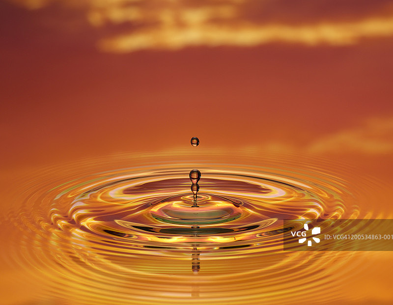 水滴撞击水面特写（数字增强）图片素材