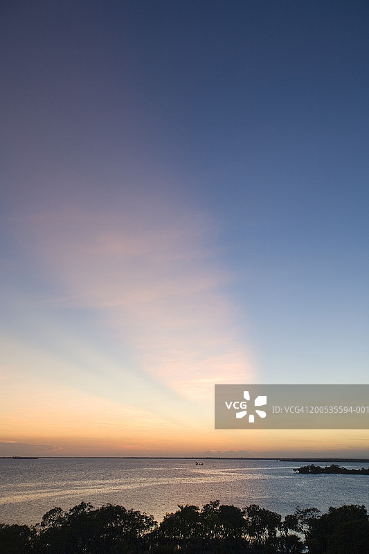 伯利兹斯坦 Creek 区 Placencia 的日落海景图片素材