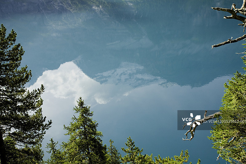 瑞士坎德施泰格厄希嫩湖日出景观图片素材