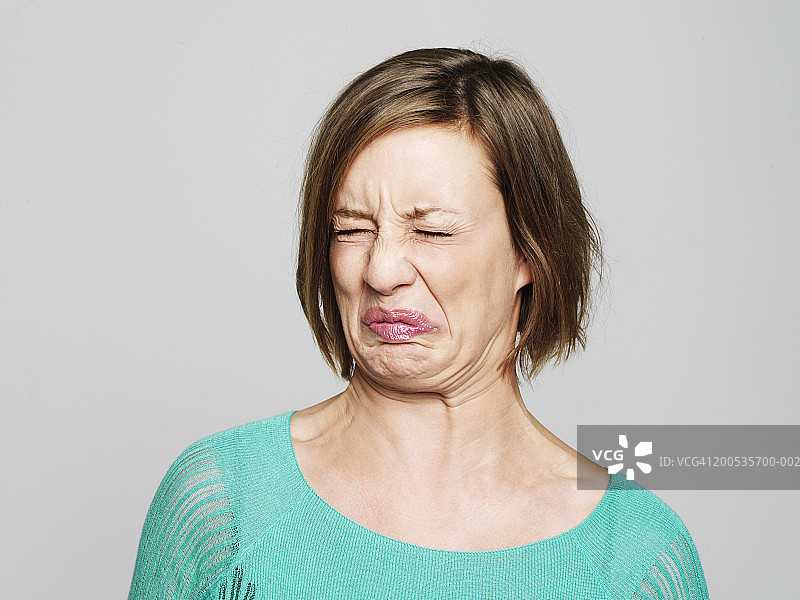 年轻女子做鬼脸图片素材