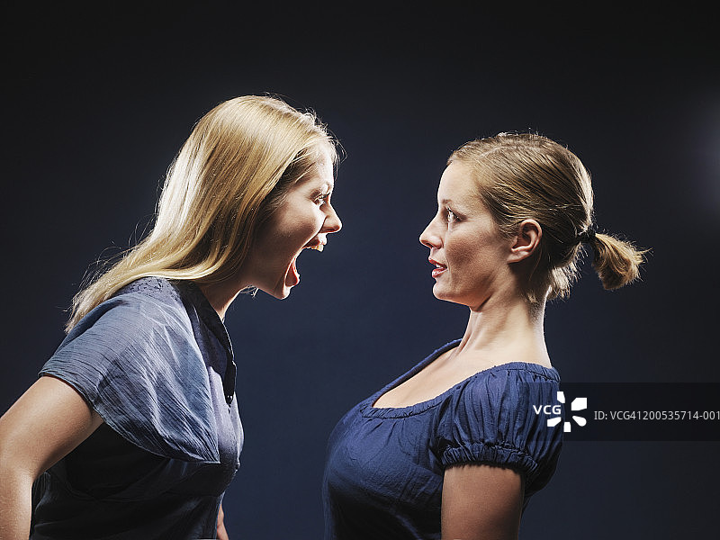 女人向另一女人喊叫（侧视图）图片素材