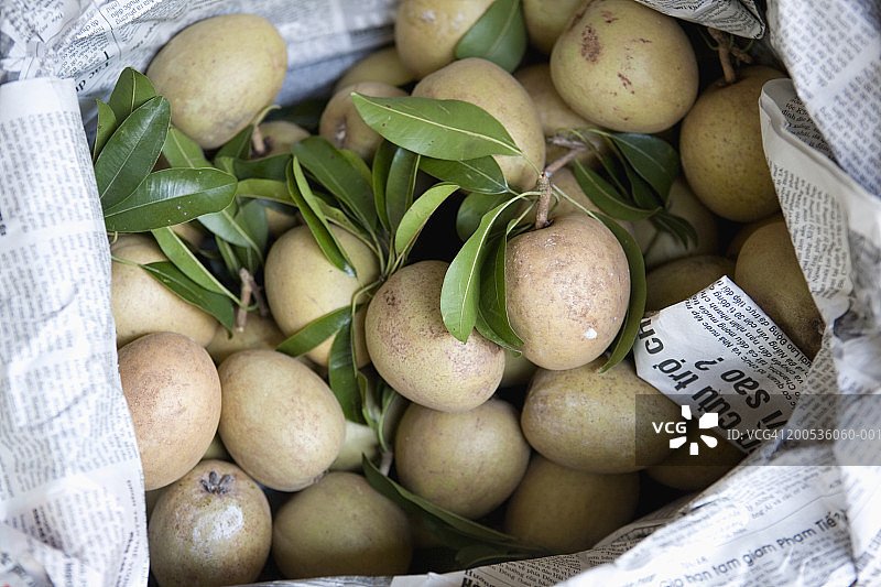 市场上用报纸包裹的番荔枝图片素材