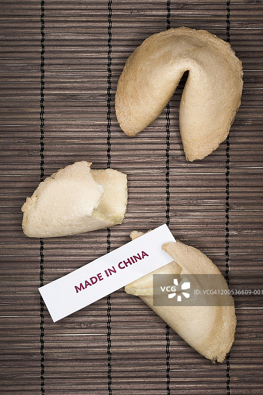 幸运饼干，一个已打开，特写图片素材