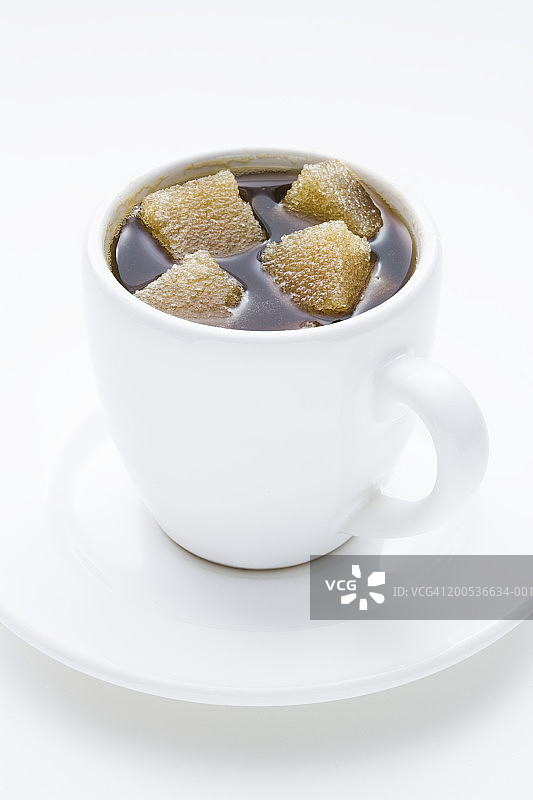 白色背景下的方糖咖啡杯图片素材
