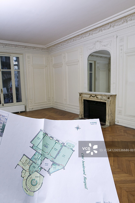 空房间，前景中举起的平面图图片素材