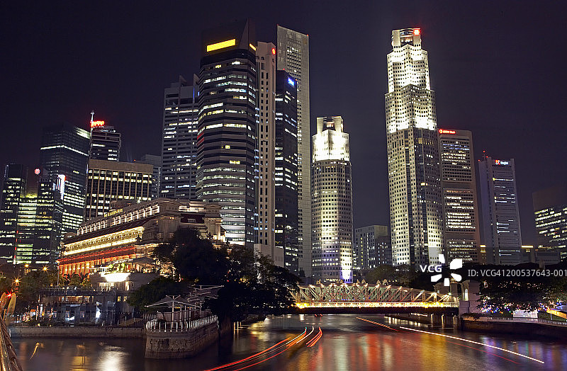 新加坡莱佛士城夜景：酒店和办公楼图片素材