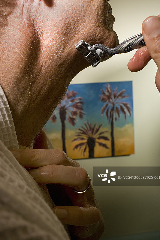 中年男人刮胡子，侧视图，中间部分图片素材