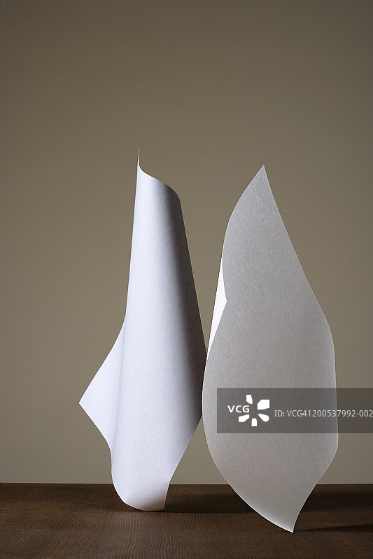 木桌上的纸张设计图片素材