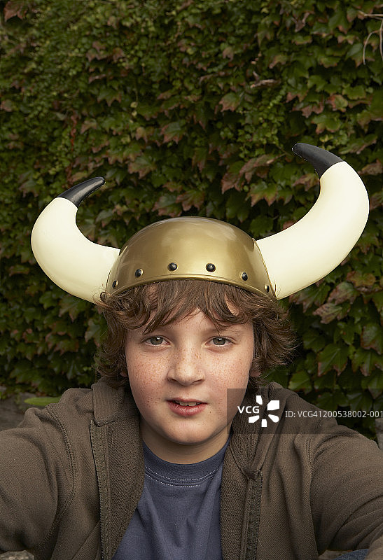 戴维京头盔的男孩肖像图片素材