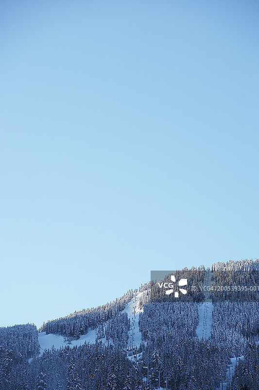 加拿大不列颠哥伦比亚省惠斯勒：雪山上的滑雪缆车图片素材