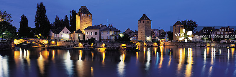 法国斯特拉斯堡小法兰西区廊桥黄昏景色图片素材