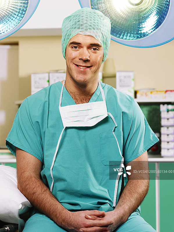 坐在剧院里微笑的年轻外科医生肖像图片素材