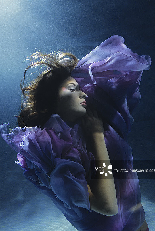 水下丝绸包裹的年轻女人图片素材