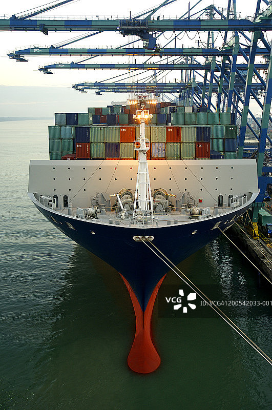 马来西亚巴生港集装箱船和龙门起重机图片素材