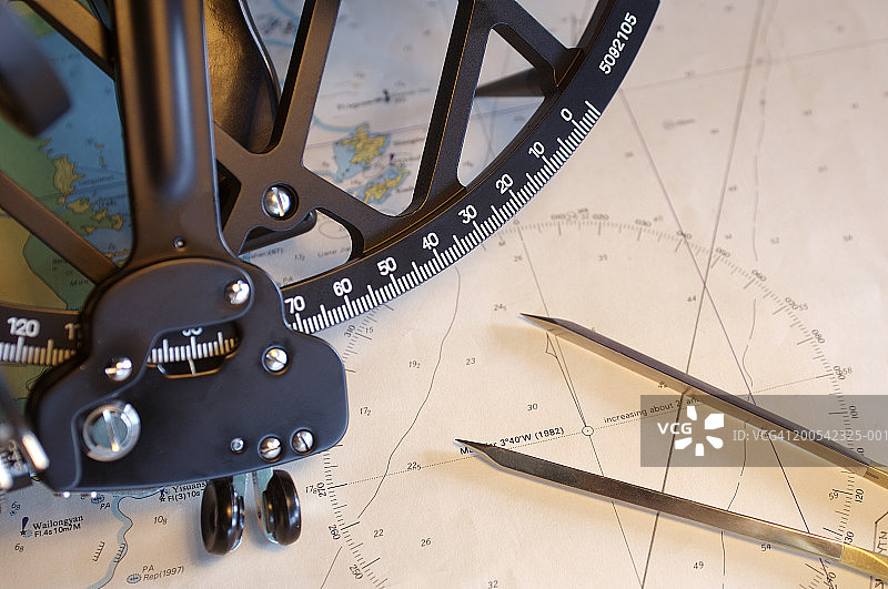 航海图、指南针和六分仪特写图片素材