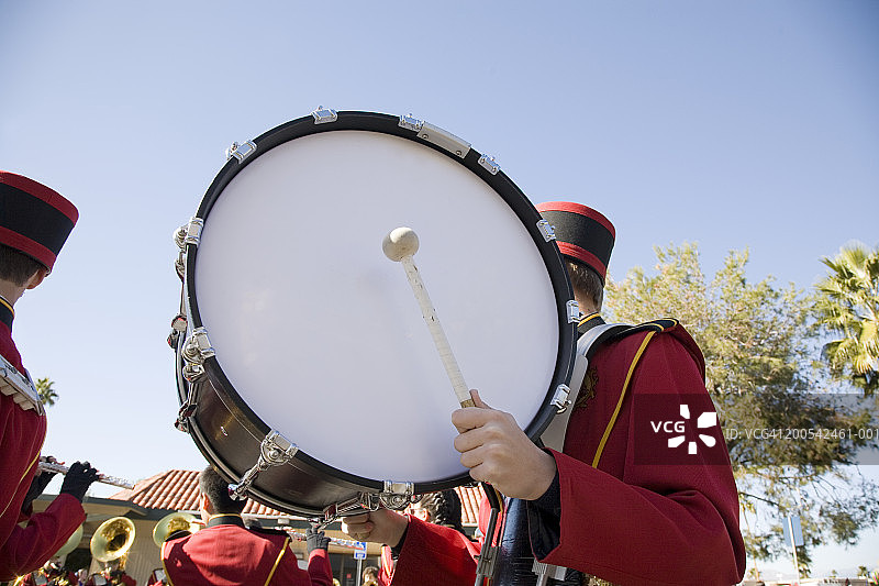 行进乐队鼓手 holding 低音鼓图片素材