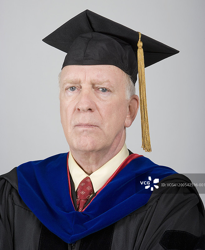 穿着学术礼服的老年男人肖像图片素材