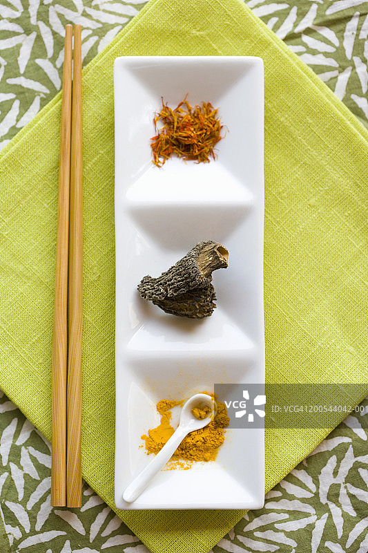 托盘上的藏红花、蘑菇和咖喱粉俯视图图片素材