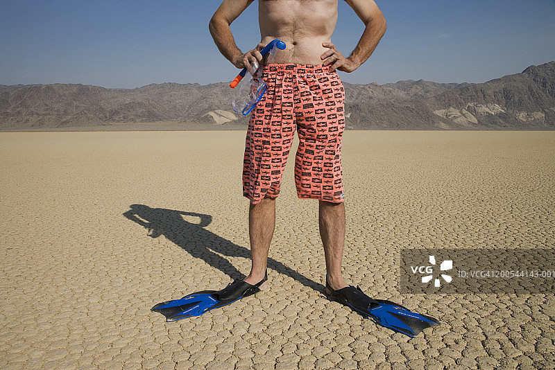 在沙漠中浮潜的人图片素材