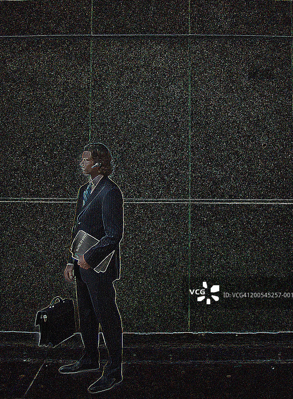 靠墙拿着文件的商人侧视图图片素材