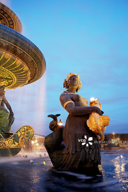 法国巴黎协和广场的夜景喷泉图片素材