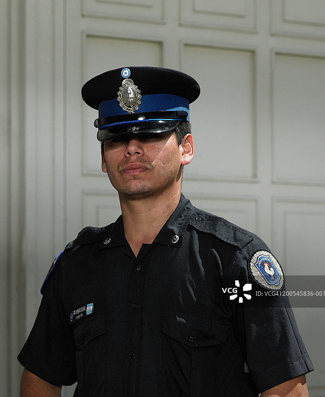警察站在街上，肖像图片素材
